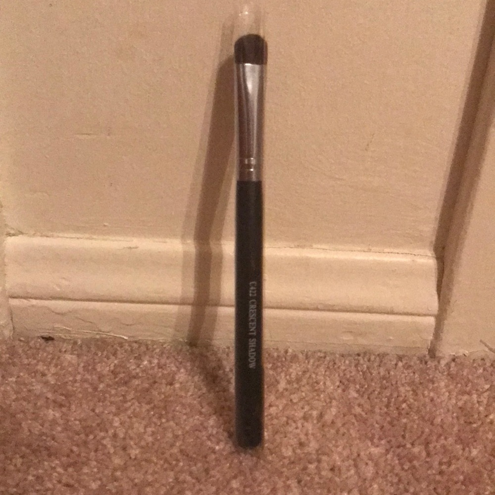 C422 Crescent Shadow Brush